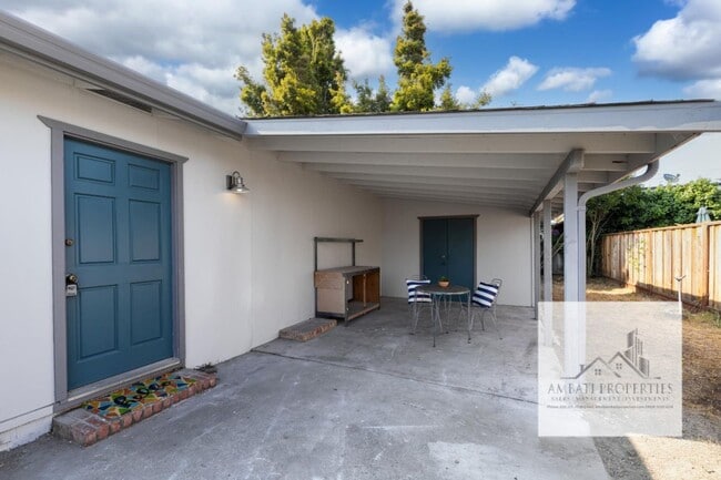 Building Photo - Monthly Rental Opportunity: Charming Singl...