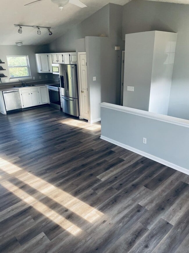 Building Photo - Beautiful 3 Bed, 3 Bath Home in Burlington – Finished Basement, 2-Car Garage & Fenced Yard!