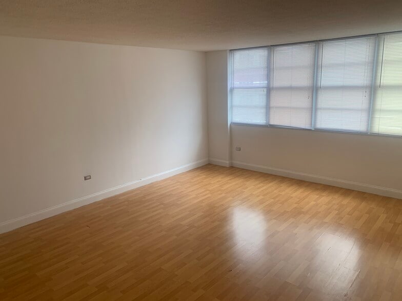 Building Photo - 801 Brickell Bay Dr