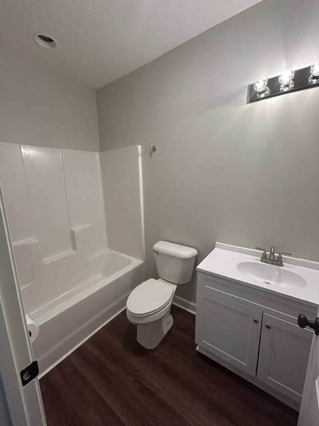 Building Photo - Newly Renovated Spacious 3 Bedroom w/ Full...