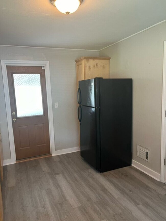 Building Photo - Charming 2 Bedroom Bungalow