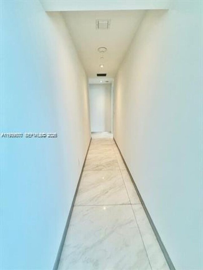 Building Photo - 16901 Collins Ave