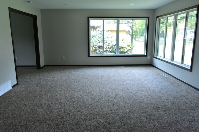 Building Photo - 1208 Oak St N