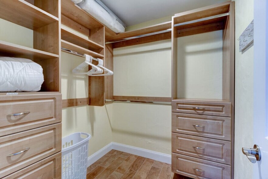 Building Photo - 4013 S Peninsula Dr