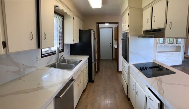 Building Photo - $2,595 / 4BR, 3.5BA Liberty Lake Executive...