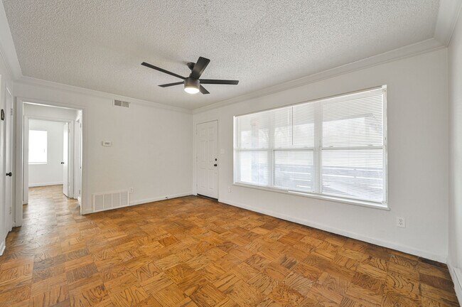 Building Photo - 6104 S Villa Ave