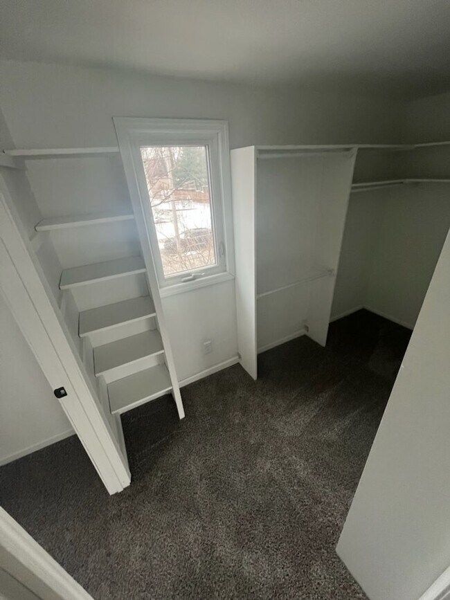 Building Photo - 3 bed 2 bath fenced in yard!!