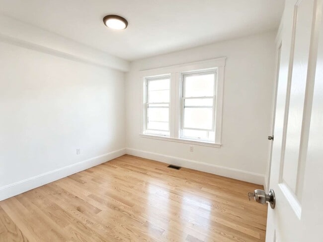 Building Photo - 135 Safford St