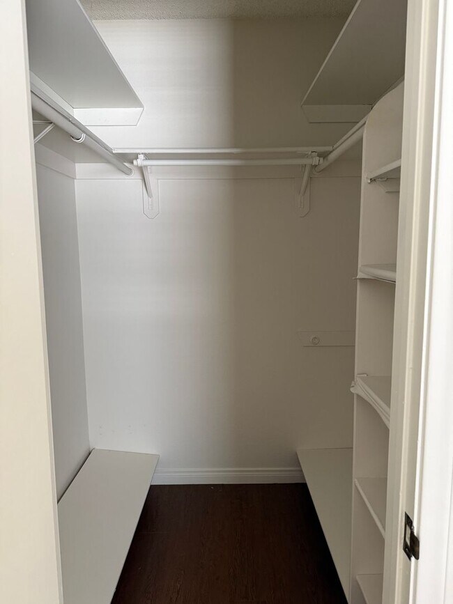 Building Photo - Great Condo