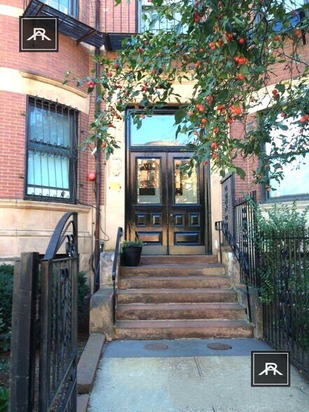 Building Photo - 869 Beacon St