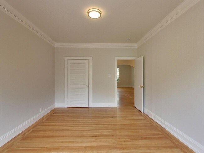 Building Photo - 221 24th Ave