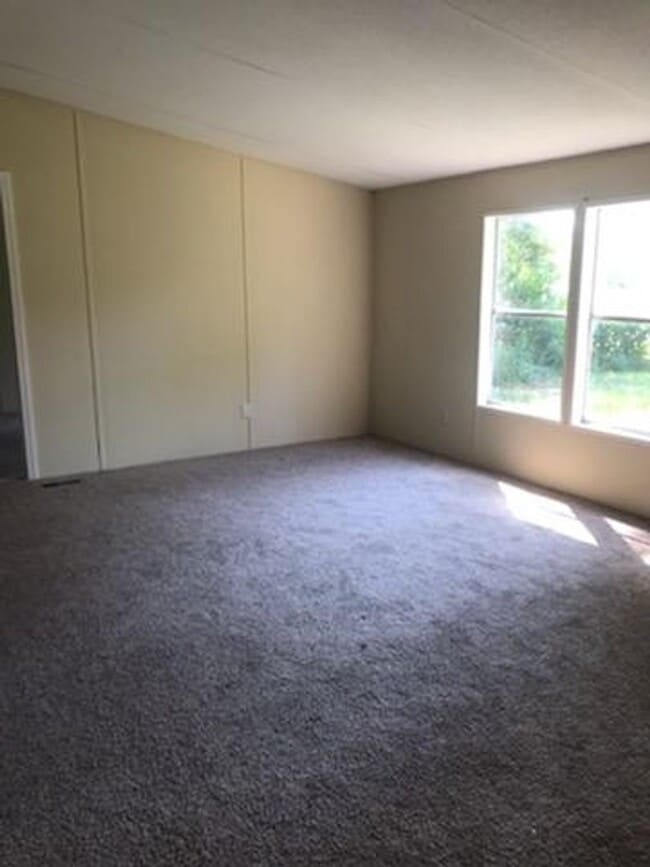 Building Photo - 3 bedroom 2 bath mobile home