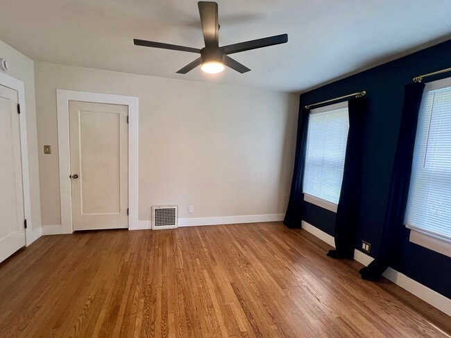 Building Photo - *** JUST REDUCED & MOVE- IN SPECIAL *** 3 Bedroom, 2 Bathroom charming Craftsman Style Home nestl...