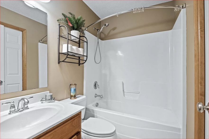 Bath 2 - 12450 Flanders Ct NE