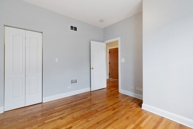 Building Photo - 2011 W Jarvis Ave