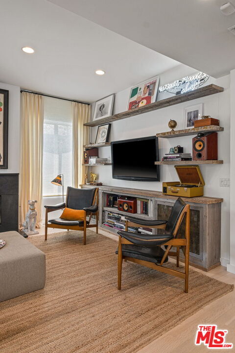 Building Photo - 835 Superba Ave