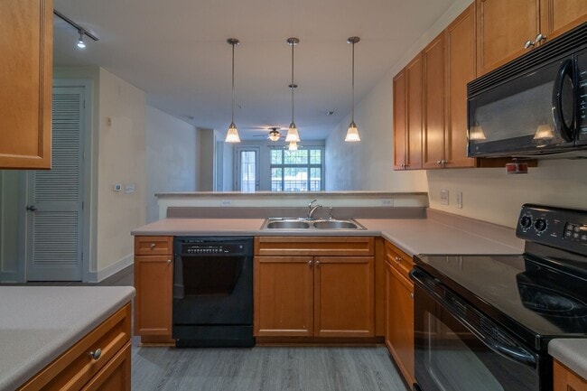 Building Photo - Wonderful 2bd/2bth uptown condo! lots of space in a beautiful building