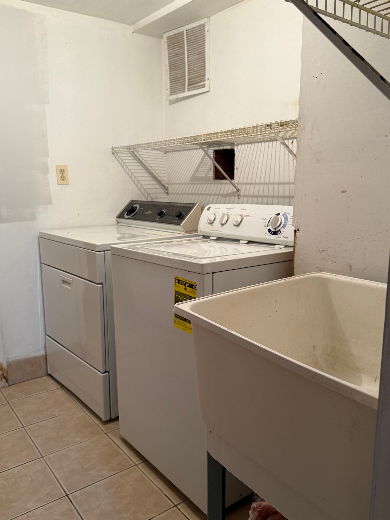 Building Photo - 458 Midland Ave