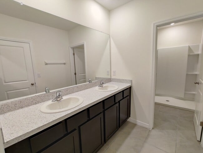 Building Photo - 423 Whispering Oaks Ct