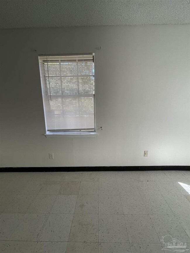 Building Photo - 1121 Lake Dr