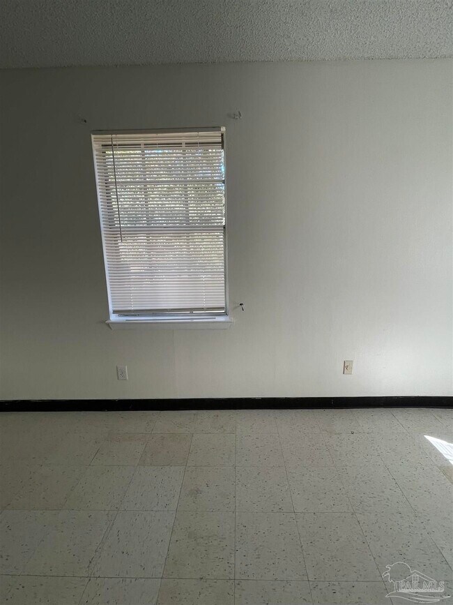 Building Photo - 1121 Lake Dr