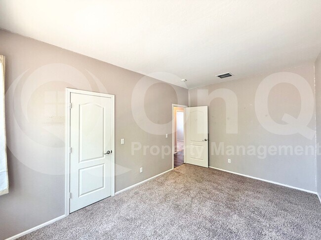Building Photo - 11434 E Cliffrose Ln