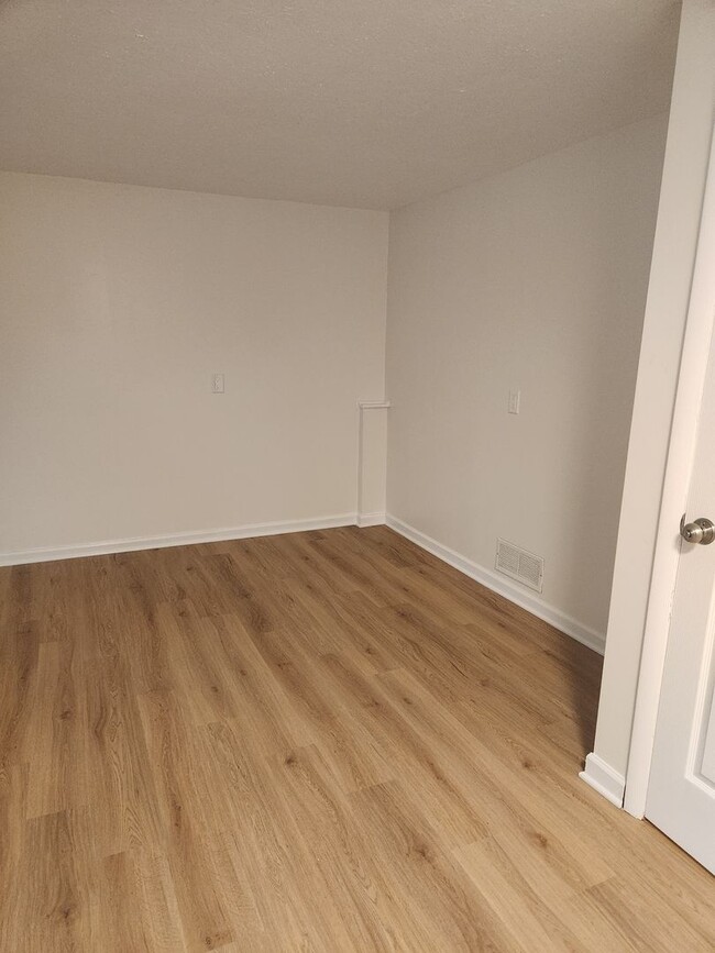 Building Photo - For Rent – Beautiful 3-Bedroom Split-Level...