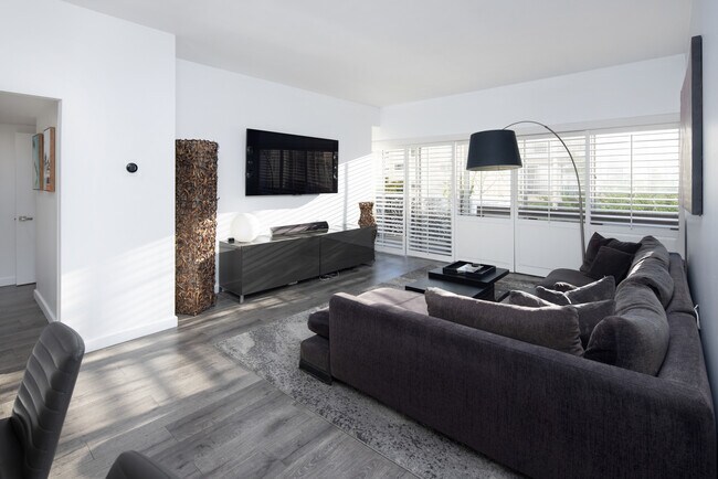 Building Photo - 7135 Hollywood Blvd