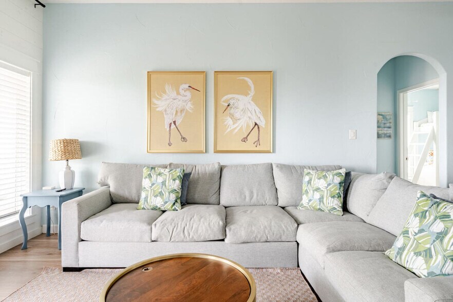 Building Photo - 994 Dolly St