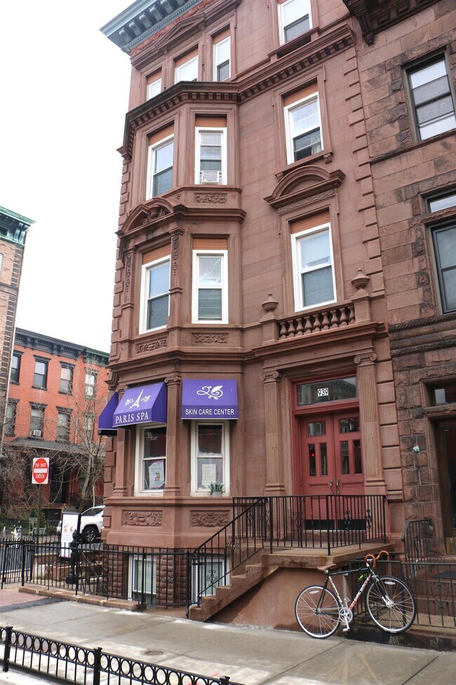 Building Photo - 939 Washington St