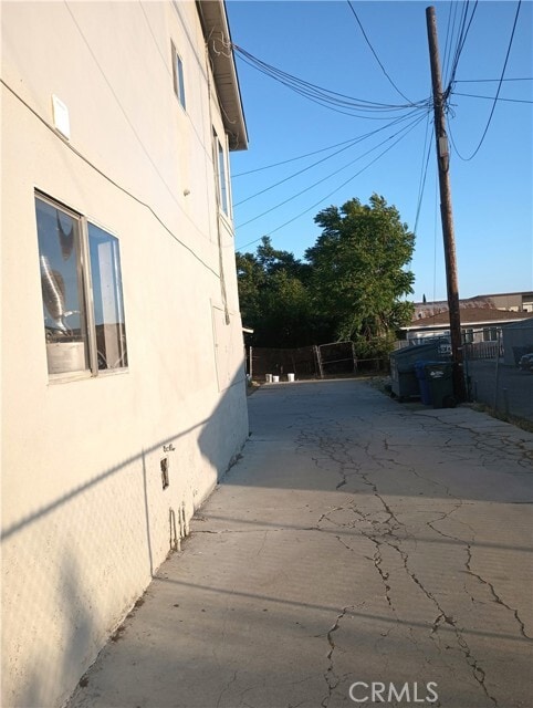 Building Photo - 966 E 7th St