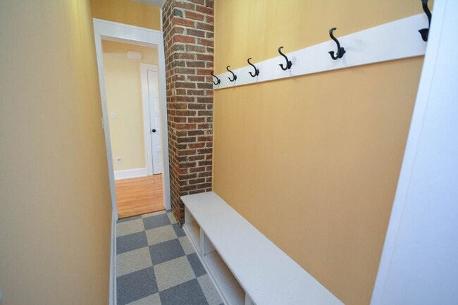 Building Photo - Gorgeous home with classic details in the ...