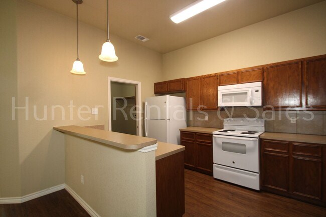 Building Photo - Spacious three-bedroom