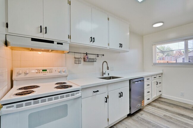 Building Photo - 800 W Hacienda Ave