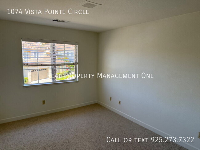 Building Photo - 1074 Vista Pointe Cir