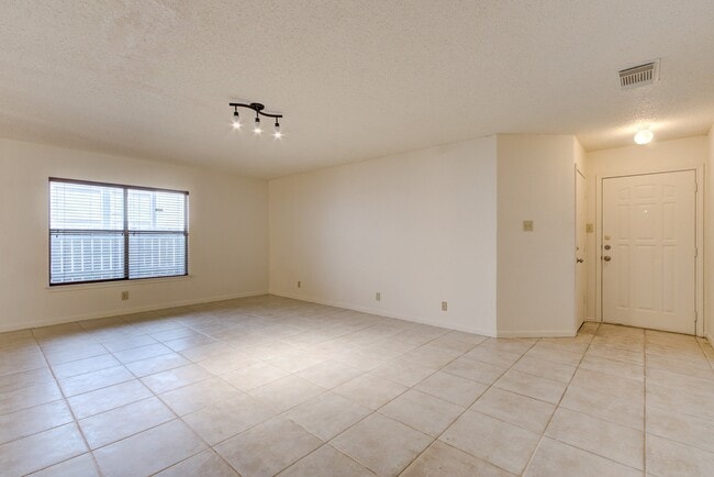Building Photo - Spacious Single-Story Living in Meadow Brook