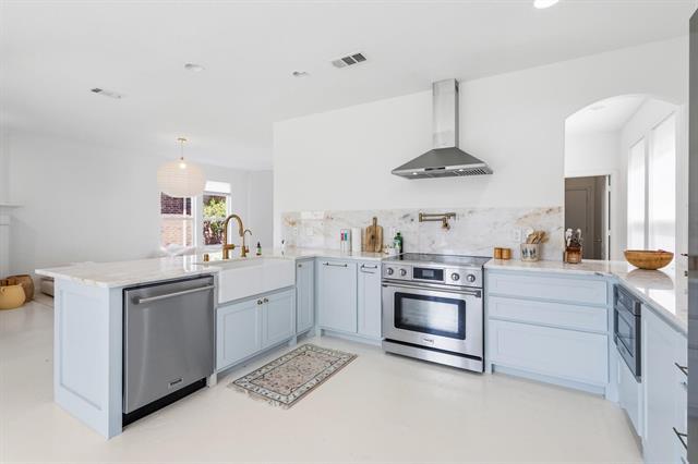 Building Photo - 16012 Alvarado Dr