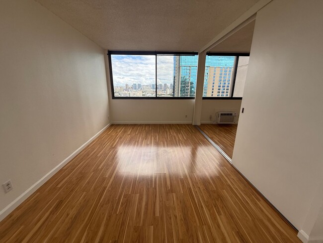 Building Photo - Kukui Plaza Diamond Head Tower 1 bedroom 1...