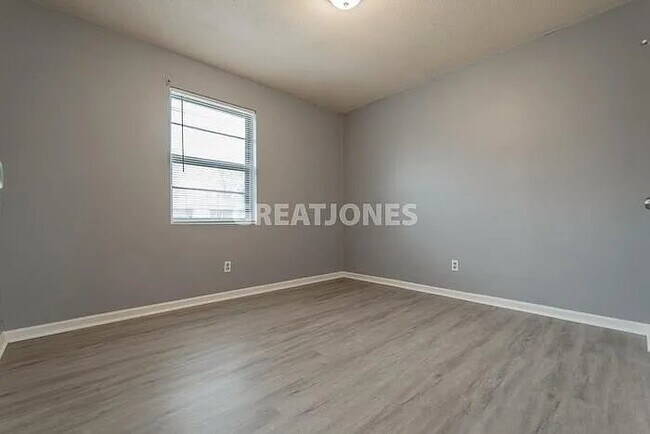 Building Photo - 428 W Lakeside Ave