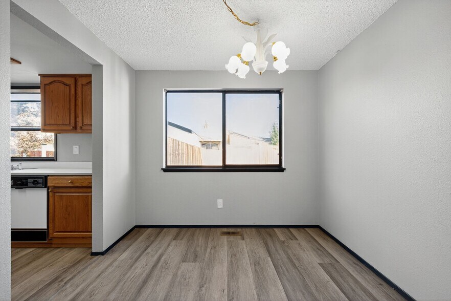 Building Photo - 912 Algona Blvd N