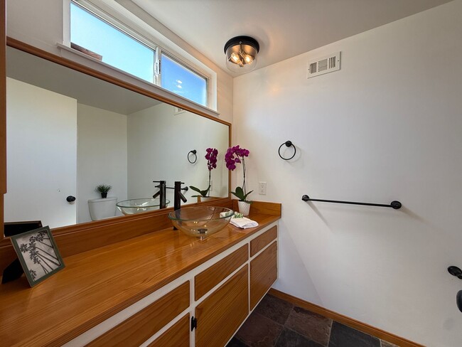 Building Photo - East End Ventura Gem - Spacious, Sunny & Immaculate