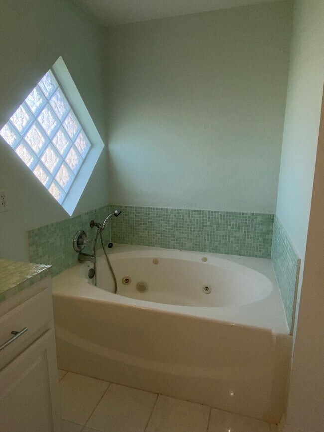 Building Photo - 4 BEDROOM, EASY COMMUTE