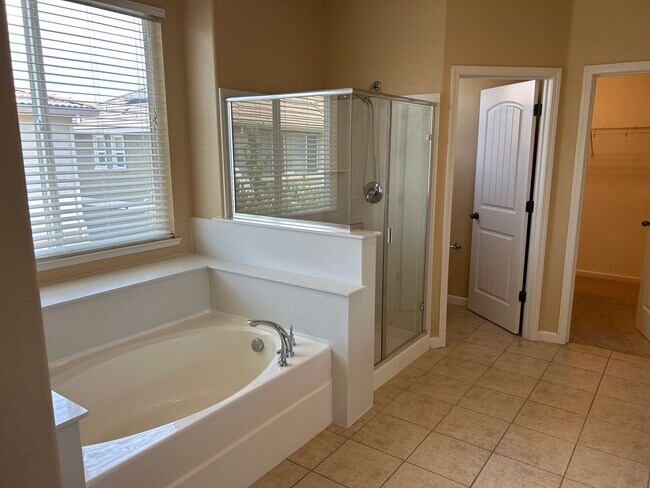 Building Photo - Beautiful 4 Bedroom 3 Bathroom in Quiet Neighborhood with SOLAR