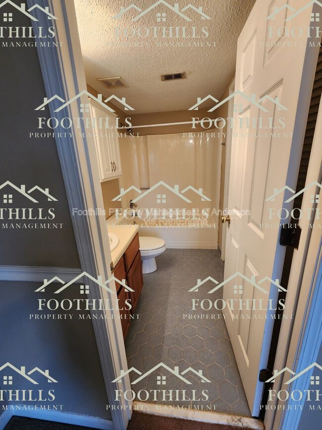 Building Photo - 1011 Northlake Dr