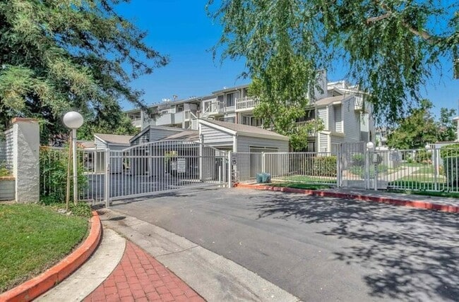 Building Photo - Cozy Penthouse Condo in Gated Community with Pools & In-Unit Laundry