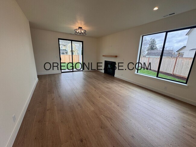 Building Photo - Brand new 3 bedroom 2.5 bath Coburg townhome