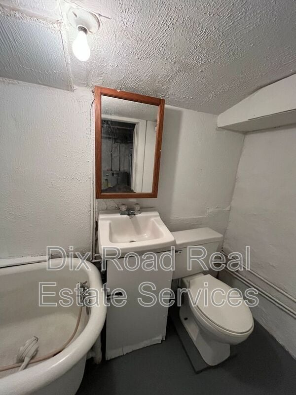 Building Photo - 722 East Ave