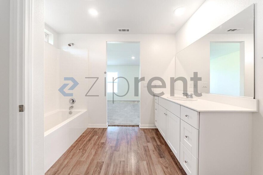 Building Photo - 2023 E Lingard St