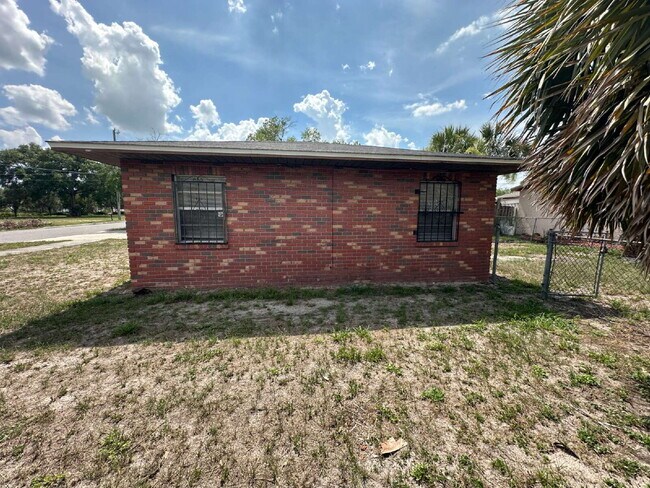 Building Photo - 303 W Myrtle St