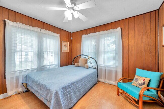 Building Photo - Gulfport Arts District Living — Furnished 3BR Bungalow with Large Yard and Easy Coastal Access |